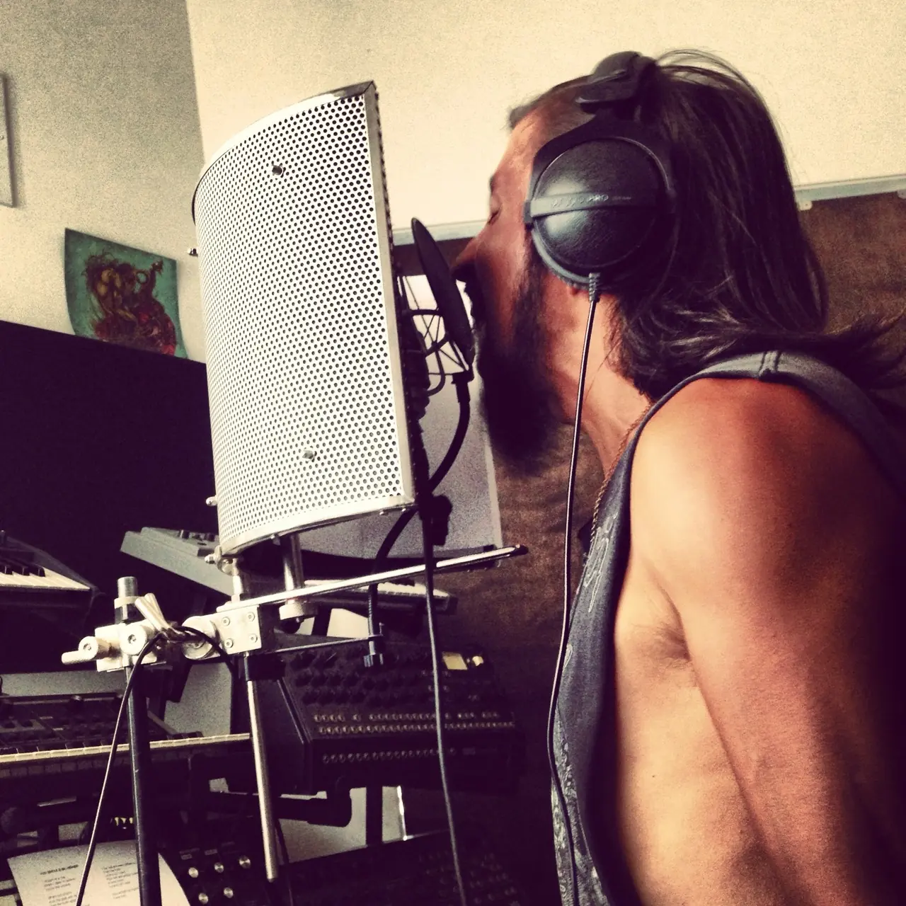 A vocal take for a studio collaboration with Baseck: a singer in headphones at a microphone with a reflection filter